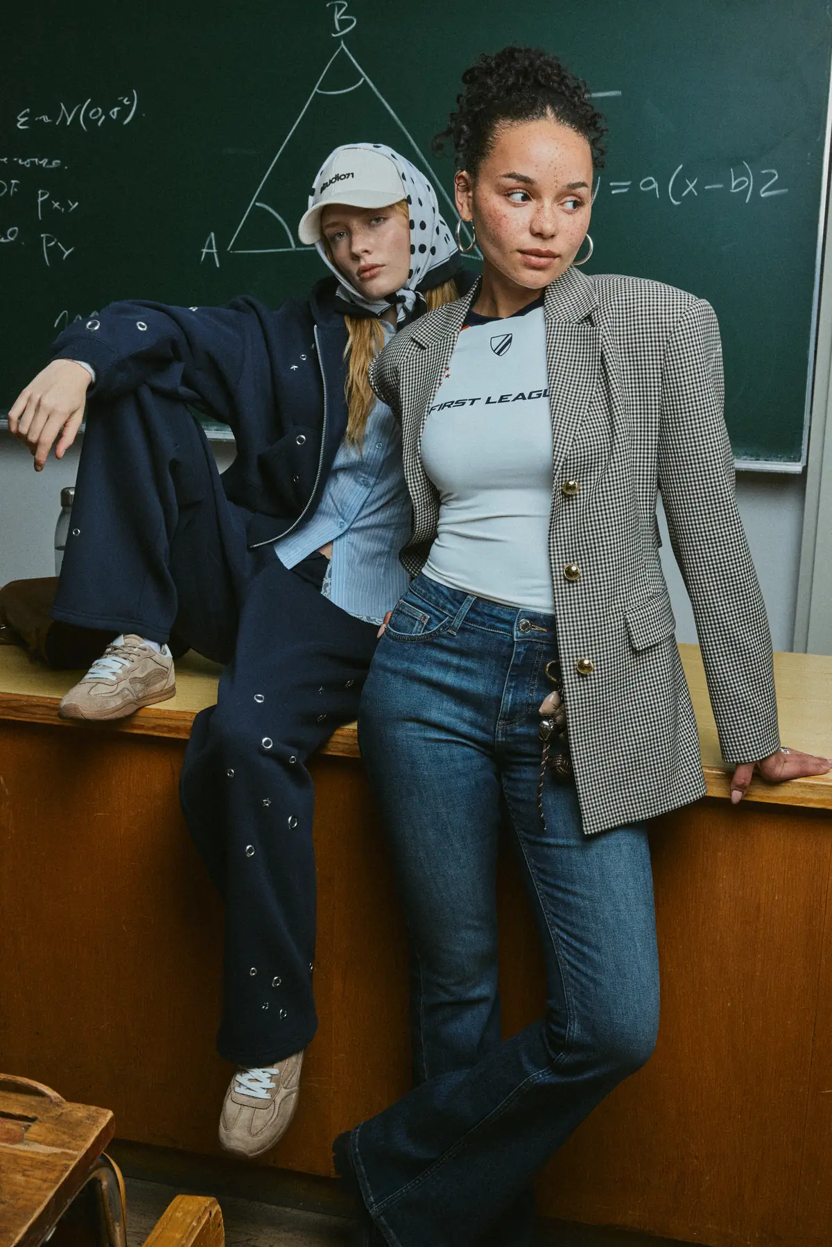 Zwei Models in einem Klassenzimmer vor einer Tafel, Back-to-School-Kampagne von New Yorker