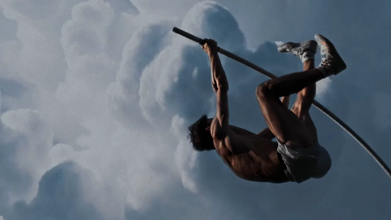 Stabhochspringer im Sprung vor Wolken, aus dem Film Vertical
